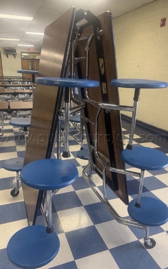 Mobile Cafetería Tables 28 tables 12 seats each one $2500 everything best price